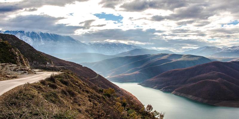 交通事故与工伤事故中，公共场所管理人未尽安全保障义务的侵权责任如何认定？